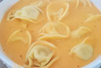Heartwarming Slow Cooker Tomato Tortellini Soup